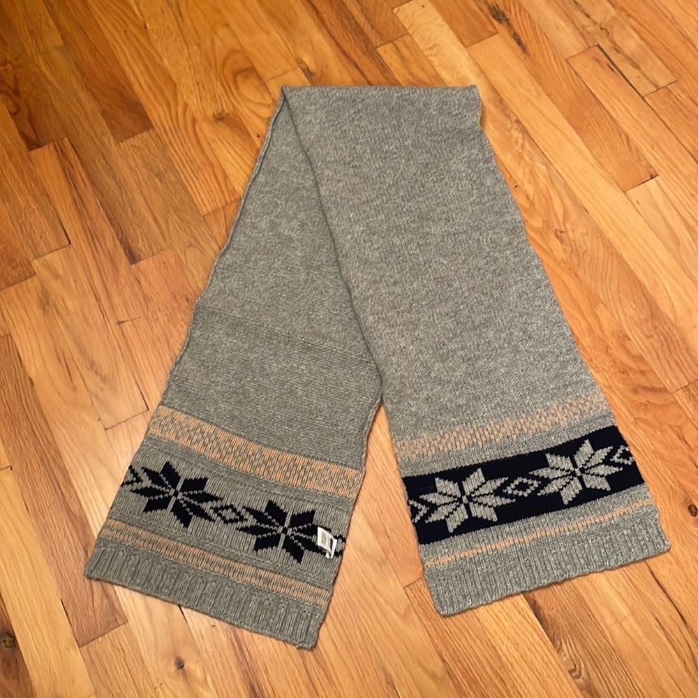 GAP 100% Lambswool Scarf. Gray w/Design. EUC Like New. Unisex